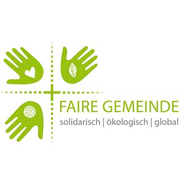 Logo mit vier grünen Händen, die jeweils ein anderes Symbol halten (Herz, Blatt, Globus und leere Hand), rechts davon der Schriftzug „FAIRE GEMEINDE solidarisch | ökologisch | global“.